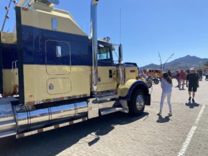 Los Argeles 2023 Fête Américaine 66 gold truck